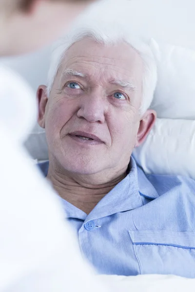 Oudere mannelijke patiënt in ziekenhuis — Stockfoto