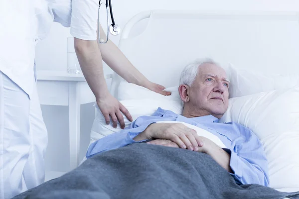 Krankenschwester flauschig Kissen von Patient — Stockfoto