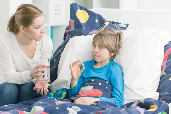 Tienes que tomar este medicamento, cariño. — Foto de Stock