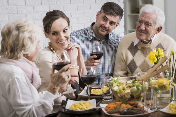 Familia bebiendo vino en la mesa — Foto de Stock