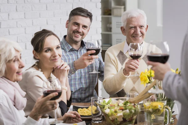 Famille porter un toast avec du vin — Photo