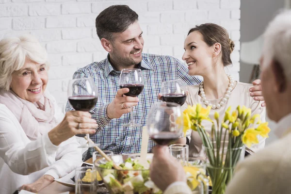 Joven pareja feliz celebrando con vino — Foto de Stock