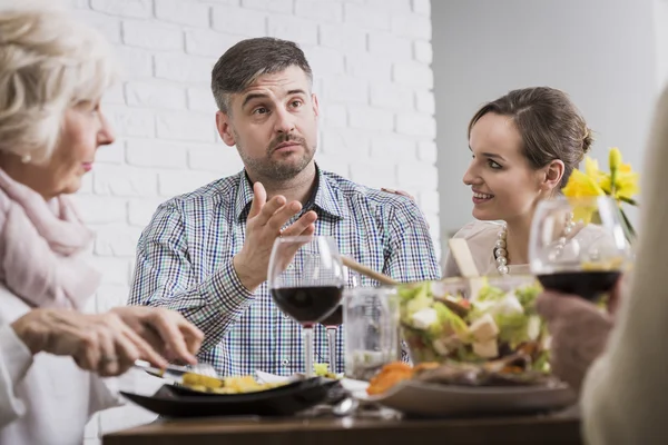 Homem sentado com sua família na mesa — Fotografia de Stock