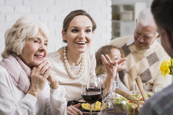 Familie plaudert und genießt Abendessen — Stockfoto