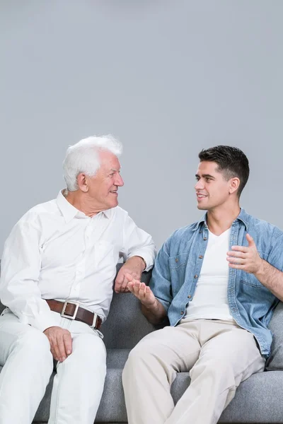 Pasar tiempo con el abuelo amado — Foto de Stock