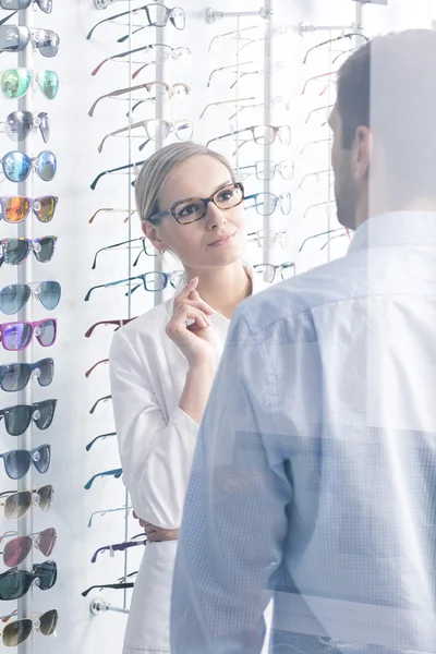 Sie kümmert sich um seine Vision — Stockfoto