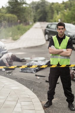 Çekme hizmeti çalışan ve araba kazası