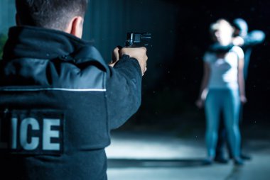 Bir polis müzakereci gelmesini bekliyor