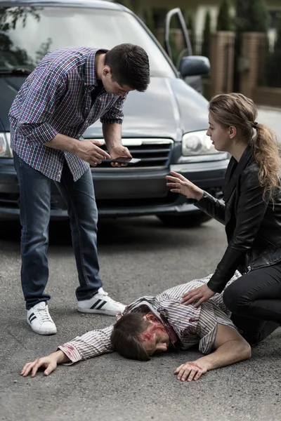 People giving first aid — Stock Photo, Image