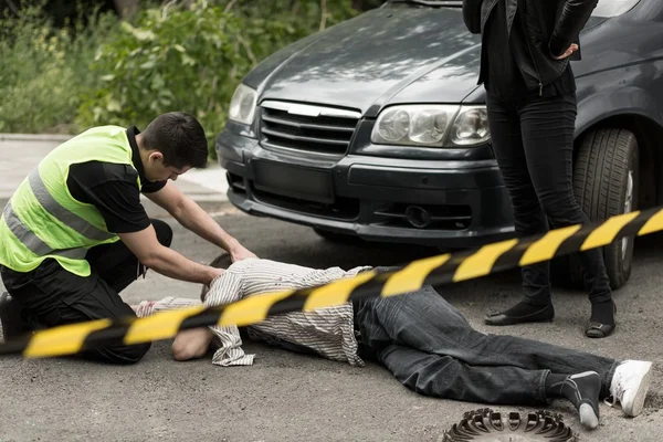 Politieagent op de scène van het ongeval — Stockfoto