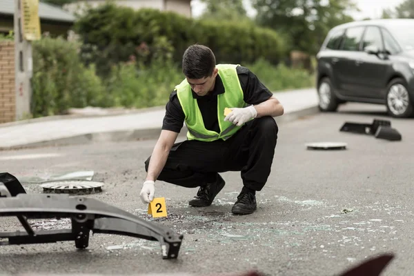 Police officer securing accident scene — Stock Photo, Image