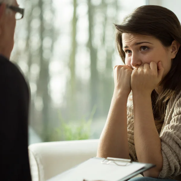 Depressief vrouwen luisteren haar therapeut — Stockfoto