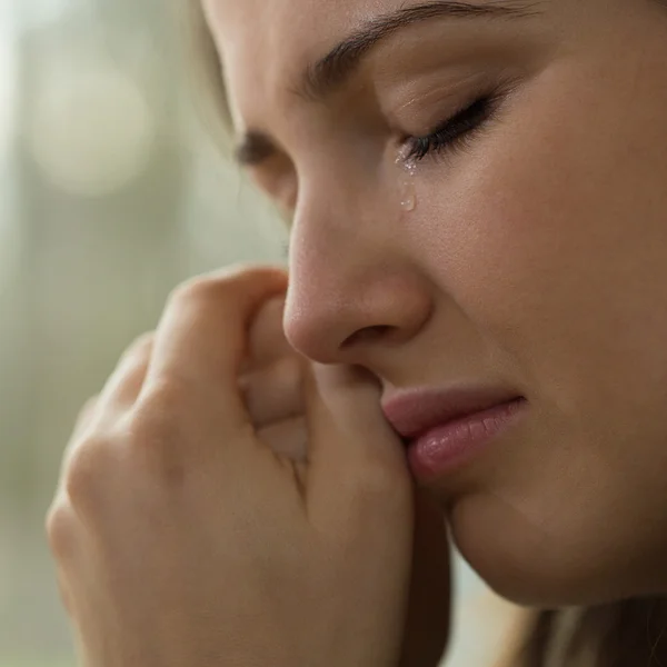 Mujer joven con problemas — Foto de Stock