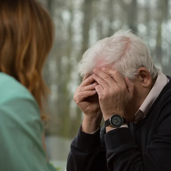 Homem mais velho chorando — Fotografia de Stock