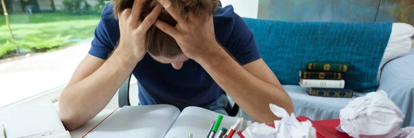 Estudante exausto em casa — Fotografia de Stock