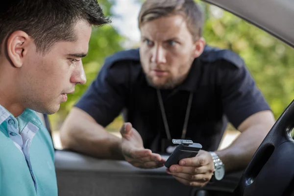 Jag måste kontrollera om du kör under påverkan — Stockfoto