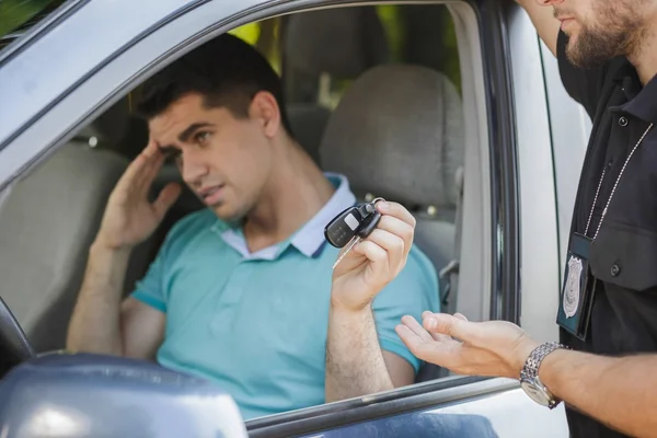 Du darfst nicht unter Alkoholeinfluss fahren, gib mir deine Schlüssel — Stockfoto