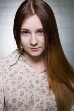 Güzel gözlü genç kız