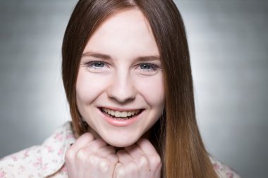 Kadınlar güzel gülümseme yapar