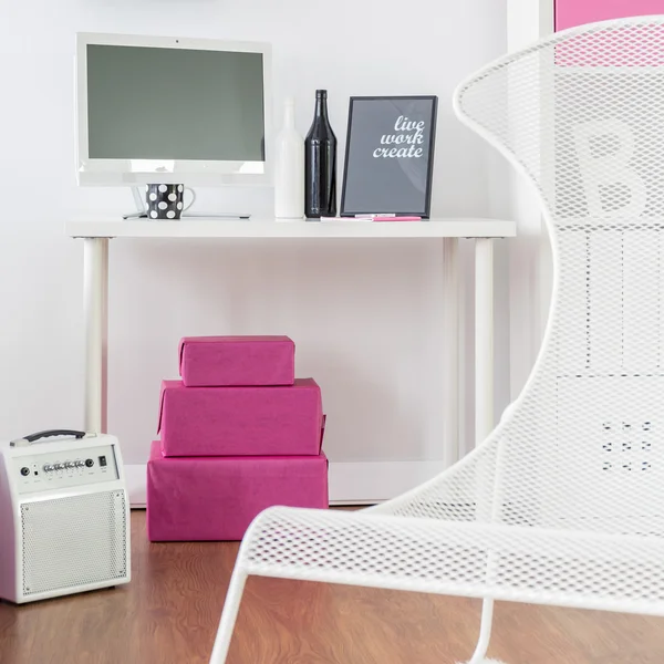 Skrivbord för arbete och stol för koppla av i girly stil — Stockfoto