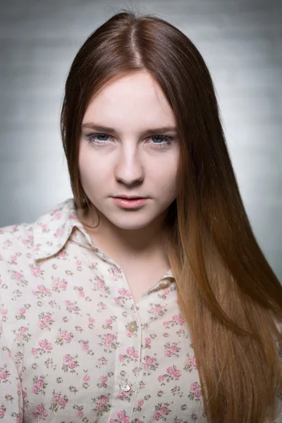 Menina jovem com cabelo castanho — Fotografia de Stock