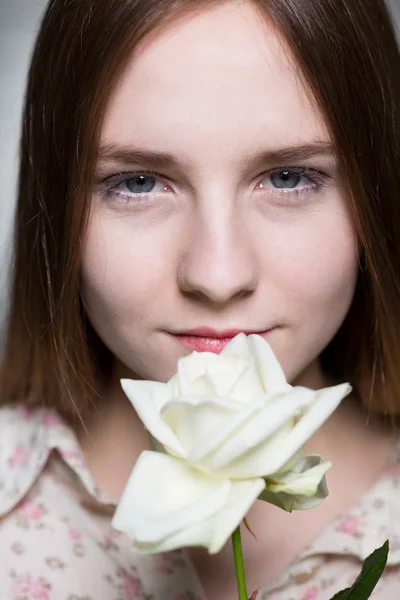 Vacker som en blomma flicka — Stockfoto