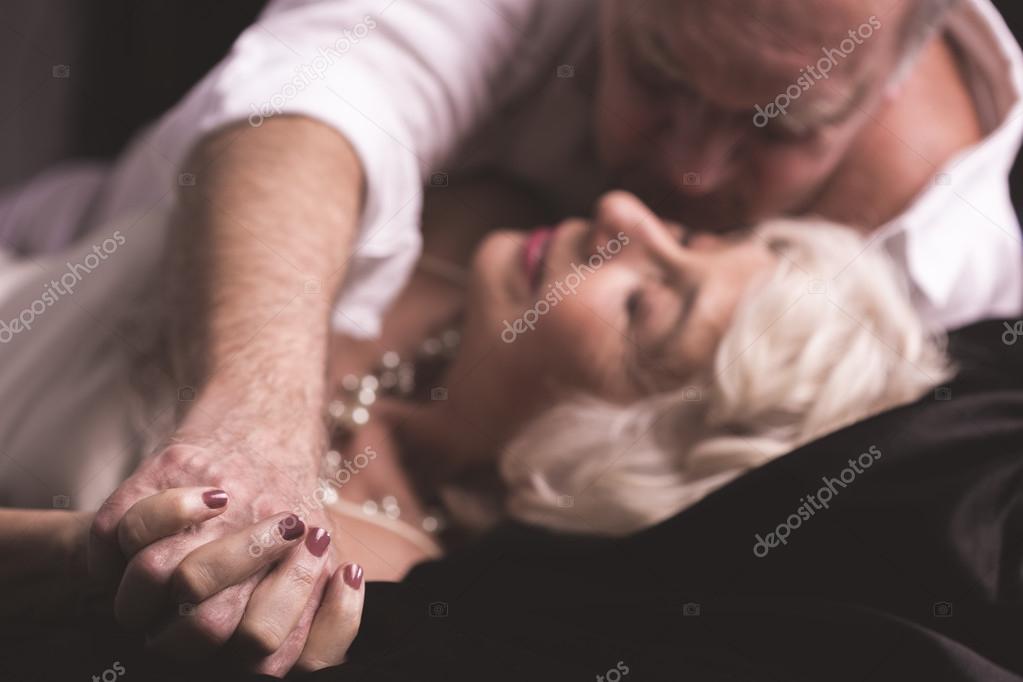 Зрелая дама кайфует от секса с новым любовником