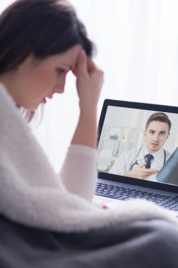 Doktoru web kamerası aracılığıyla danışmanlık