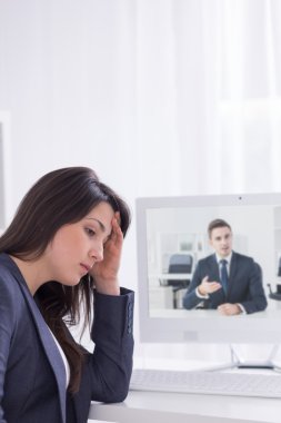 Denizaşırı şubesinden alıcı nahoş bir video telefon