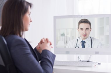 Profesyonel deneyim sunmak için tıbbi bir yönetmen