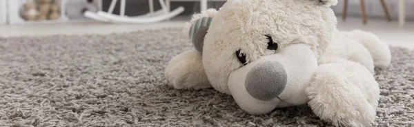 Tento plyšový medvěd patří do dětské — Stock fotografie