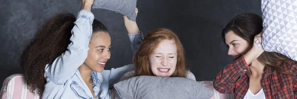 Mai troppo vecchio per una lotta con i cuscini — Foto Stock