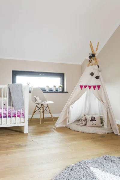 Dormitorio ático infantil con una tienda de campaña wigwam —  Fotos de Stock