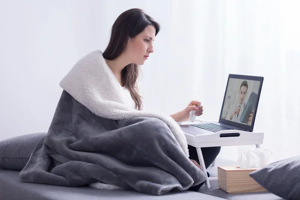 Diskussion über Behandlungsstrategie per Videochat — Stockfoto