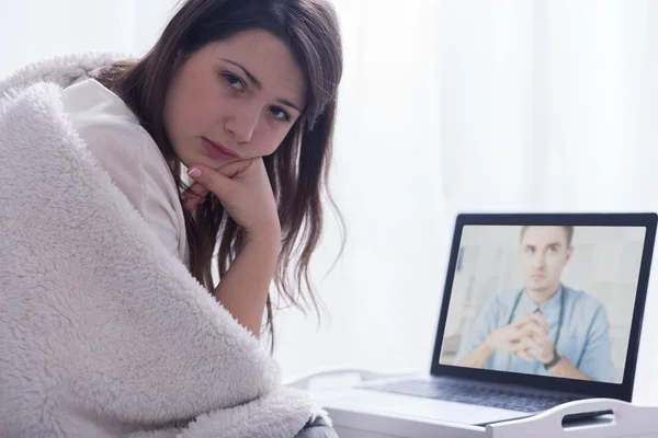 Söker för medicinsk rådgivning på internet — Stockfoto