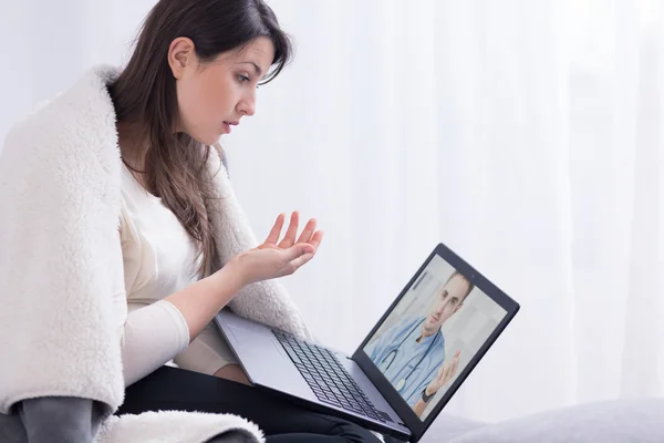 Proberen uit te leggen haar behandeling details — Stockfoto