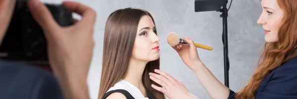 During session makeup must be perfect — Stock Photo, Image