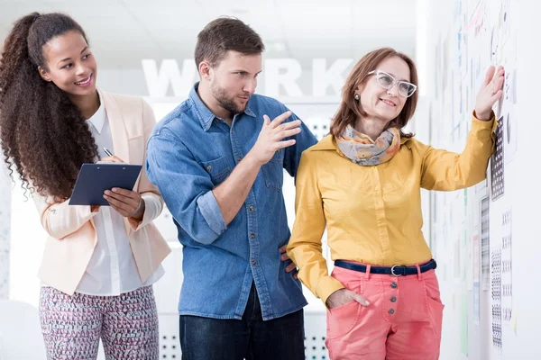 Valutare le proposte dei progettisti per il prossimo progetto — Foto Stock