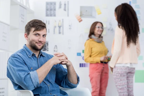 Diseñador gráfico líder en una agencia creativa moderna —  Fotos de Stock