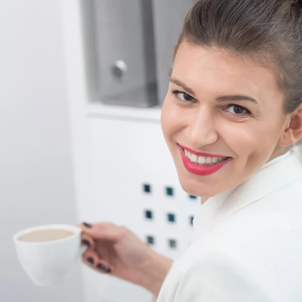 Empresaria bebiendo café — Foto de Stock