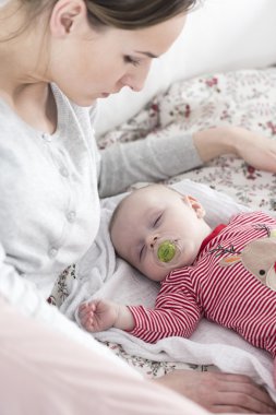 Sakin nap ile öğleden sonra anne 