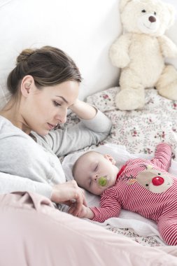 Bebeğin uyku izlerken