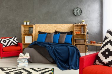 Şık yatak odasında az karışıklık