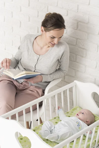 Lesen eines Buches auch in der Wiege — Stockfoto