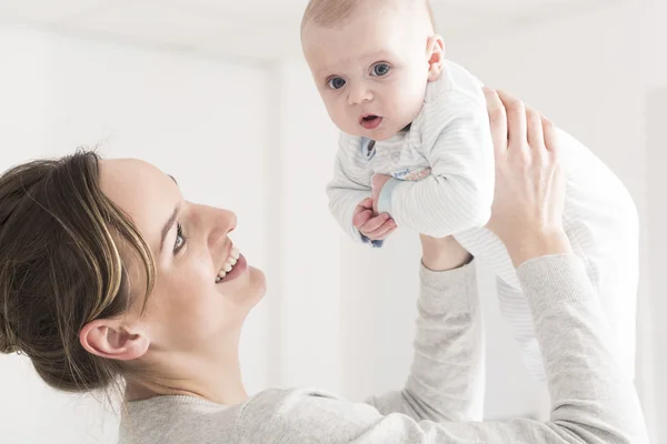 Arriba y abajo en las manos de la madre — Foto de Stock