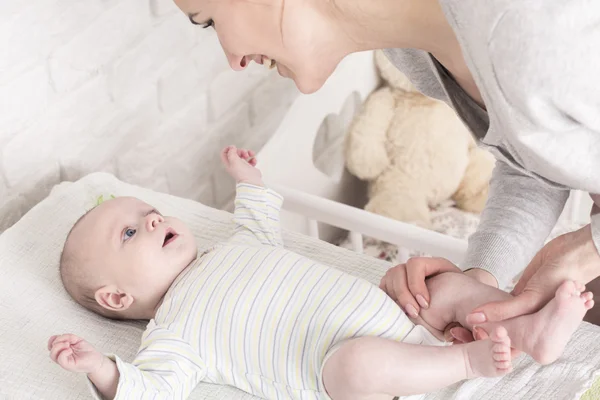 Mother changing the diaper — Stock Photo, Image