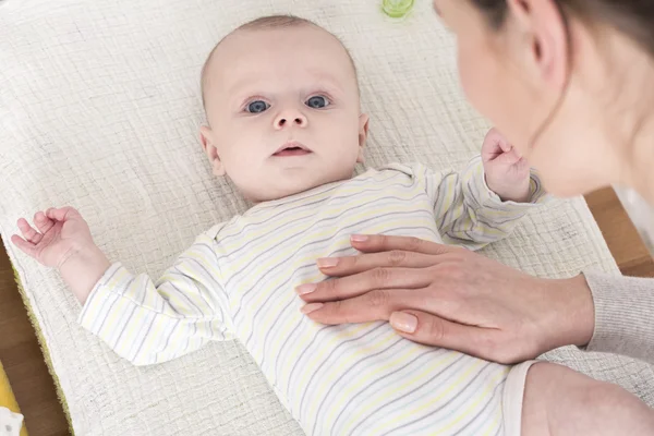 Głaskanie brzucha dziecka — Zdjęcie stockowe
