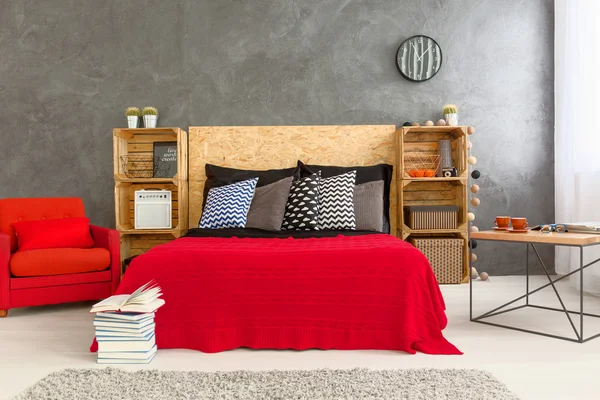 Sypialnia w kolorze czerwonym i szarym — Zdjęcie stockowe