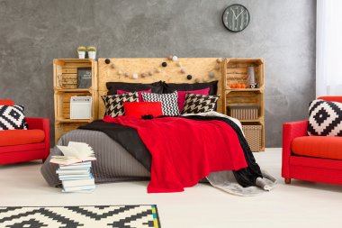 Gri, kırmızı ve beyaz Oda