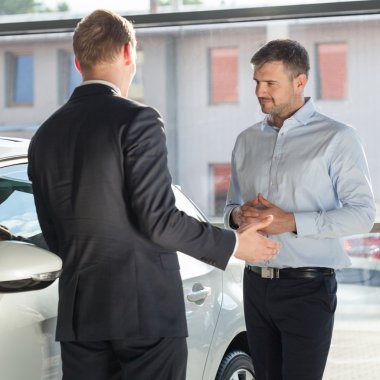 Otomatik satıcı müşteri ile tartışıyor